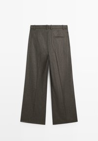 Weite Hose aus dunkelgrauem Stoff mit einer glatten Textur, Gürtelschlaufen und einer einzigen Gesäßtasche. Saubere Verarbeitung mit präzisen Nähten.