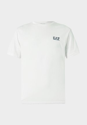 Biele bavlnené tričko s krátkymi rukávmi, okrúhlym výstrihom a malým modrým logom "EA7" na ľavej strane hrudníka. Hladká textúra.
