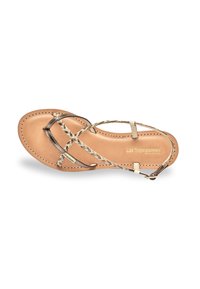 Sandali in pelle intrecciata con soletta beige e cinturini metallici. Presentano un anello per le dita e un cinturino alla caviglia per una vestibilità sicura.