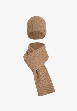 Brauner gestrickter Hut- und Schalset. Zopfmuster, weiche Textur, gerippte Kanten und passende Farbe, entworfen für Wärme und Komfort.