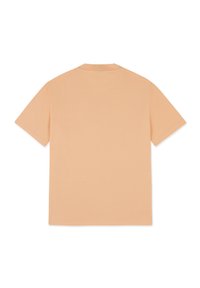 Korte mouw t-shirt van zacht perzikkleurig katoen, rechthoekige vorm, ronde halslijn, minimale stitching, zonder grafische prints, met een klein logo aan de onderkant.