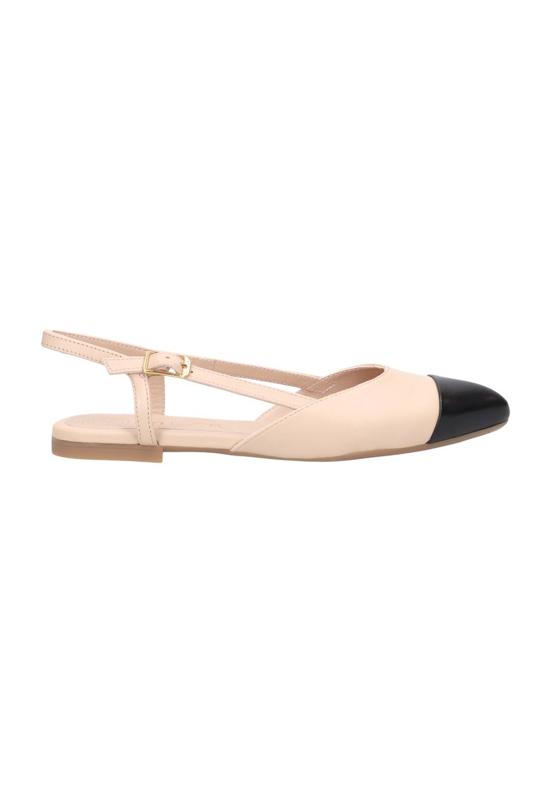 Ballerines en cuir beige à bride arrière avec un bout noir. Elles disposent d'une fine lanière à la cheville avec une boucle en métal doré et d'une semelle en caoutchouc plate.