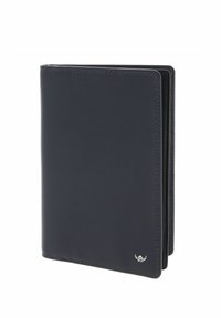 Portefeuille en cuir noir avec coutures visibles, légèrement ouvert, avec un petit logo argenté en bas à droite sur fond blanc.