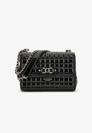 Sac à main en cuir verni noir avec un design matelassé, une bandoulière en chaîne argentée et des accents de logo. Il dispose d'une fermeture à rabat et d'une surface texturée.