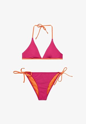 Roze bikini set met een driehoekstop met oranje draagbanden en bijpassende onderkant. Beide stukken hebben striksluitingen en een soepele textuur.