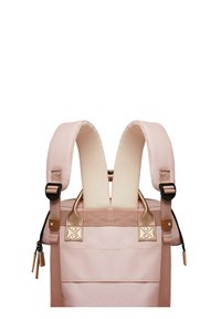 Rosa Stoff-Rucksack mit goldfarbener Hardware, gepolsterten Trägern und einer strukturierten Form. Verfügt über verstellbare Träger und eine mit Reißverschluss verschlossene Seitentasche.