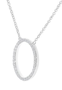 Sølv halskæde med en oval vedhæng prydet med små klare glitrende sten langs kanten, hængende fra en simpel kæde.