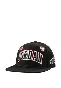 Cappellino snapback nero con ricamo "JORDAN" rosso e bianco, con logo di un pallone da basket e grafica di fiamme sulla parte frontale e sul pannello laterale.