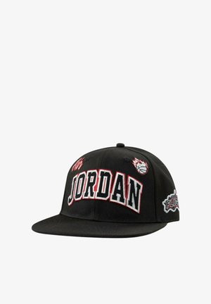 Cappellino snapback nero con ricamo "JORDAN" rosso e bianco, con logo di un pallone da basket e grafica di fiamme sulla parte frontale e sul pannello laterale.