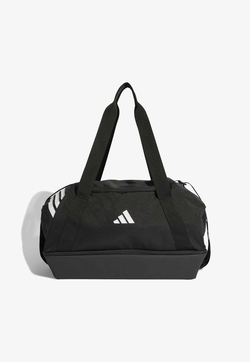 Bolsa de lona negra con asas dobles, hecha de tela duradera. Cuenta con el logo blanco de Adidas y tres rayas blancas en un lado. Apertura con cremallera.