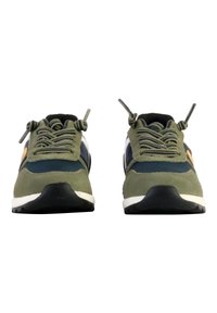 Zelené semišové a síťovinové sportovní tenisky s námořnickou pruhou, gumovou podrážkou a kontrastním žlutým logem, se strukturovanými tkaničkami a zpevněnými dírkami.