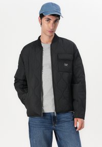 Guess Jeans QUILTED PUFFER JACKET - Light jacket - jet black