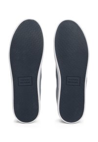 Tengerészeti gumitalp, texturált tapadással, fehér díszítéssel és egy téglalap alakú logóval, amelyen a "TOMMY HILFIGER" felirat található, a bal talp közepén.