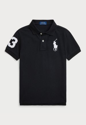 Črna polo majica iz teksturiranega materiala, z belim vezenim logotipom, številko "3" na rokavu in dvonabojnim zapiranjem.