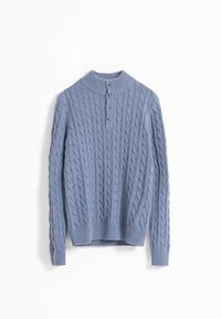 Suéter azul de punto trenzado con un cuello alto, tapeta de tres botones y puños y dobladillo acanalados. La textura es suave y gruesa.