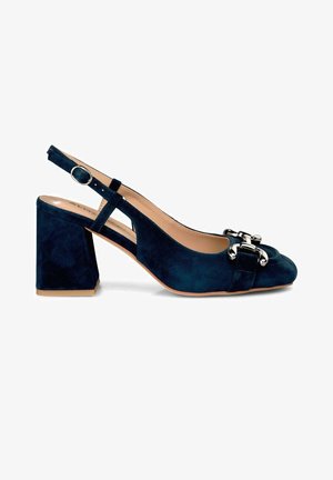 Sininen mokkanahkainen slingback-korkokenkä, jossa on tukeva neliönmuotoinen korko, koristeellinen metallinen solki ja avoimet sivut hengittävyyden lisäämiseksi.