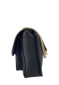 Borsa a tracolla nera in pelle con finitura testurizzata, forma rettangolare e dettagli in catena dorata. Include una chiusura a pattina.