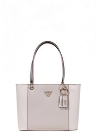 Borsa tote strutturata in morbido materiale beige testurizzato, con logo metallico, due manici e portachiavi rimovibile con etichette.