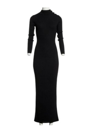 Langes schwarzes geripptes Strickkleid mit langen Ärmeln und hohem Kragen, präsentiert auf einer kopflosen Schaufensterpuppe vor weißem Hintergrund.