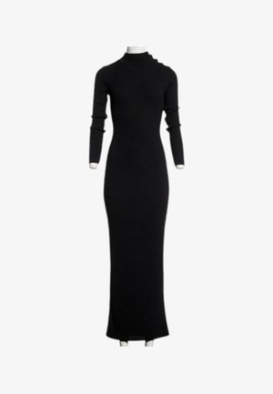 Longue robe noire en tricot côtelé avec manches longues et col montant, présentée sur un mannequin sans tête sur fond blanc.