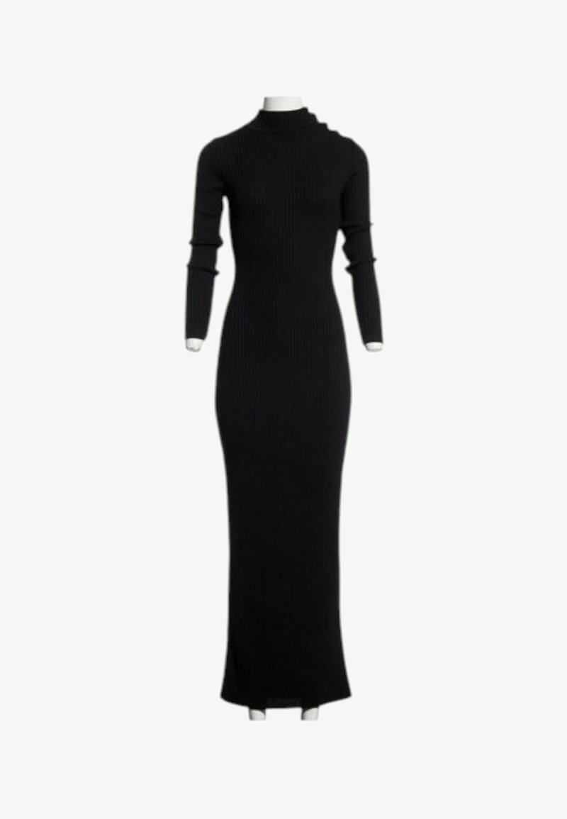 Longue robe noire en tricot côtelé avec manches longues et col montant, présentée sur un mannequin sans tête sur fond blanc.
