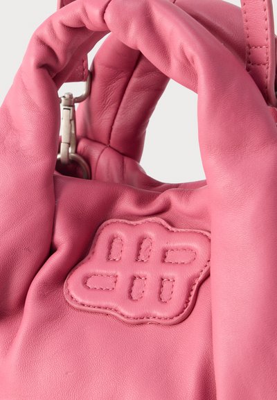 Μαλακή ροζ δερμάτινη τσάντα με επενδυμένες λαβές και κεντημένη αφηρημένη λεπτομέρεια λογότυπου στο μπροστινό μέρος, με μεταλλικό κούμπωμα.