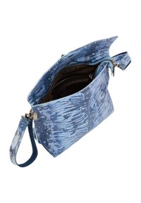 Blå faux slangeskinds-taske med en tekstureret overflade, lynlåslukning og en aftagelig strop. Indvendigt har den en mørk foring med lommer.