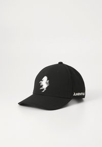 Cappello nero con un design strutturato e visiera curvata. Presenta un logo di cavallo ricamato in bianco e "JUVENTUS" in bianco sul lato.