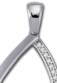 Pendentif en argent avec une surface lisse et polie et un design incurvé, présentant une rangée de pierres précieuses rondes et claires le long d'un bord.