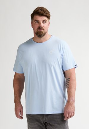 Lichtblauw T-shirt met korte mouwen van zachte stof, met een ronde halslijn en een klein logo op de borst. Eenvoudig, casual ontwerp.