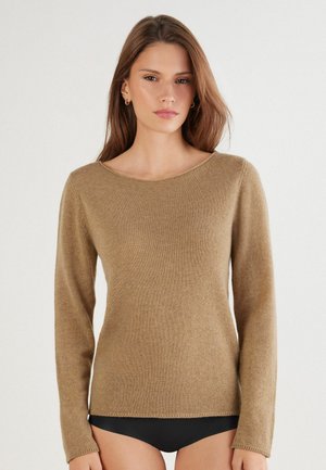 Pull en maille marron clair avec des manches longues, un col rond et une texture lisse. Présente un design simple avec des détails de couture discrets.