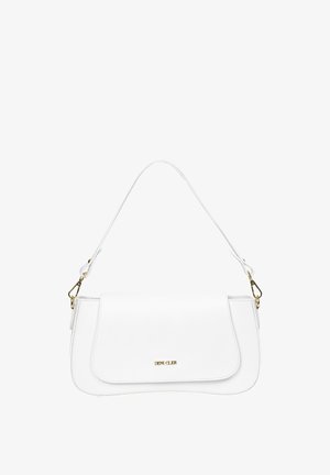 Biała torba damska z syntetycznej skóry o zaokrąglonym kształcie, z pojedynczym paskiem i złotymi akcentami. Posiada zapięcie na klapę i subtelną markę.