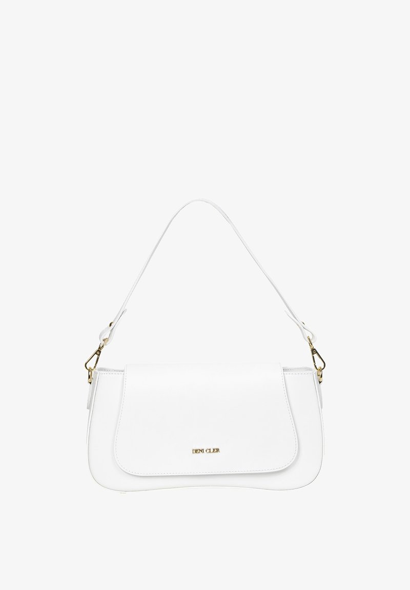 Biała torba damska z syntetycznej skóry o zaokrąglonym kształcie, z pojedynczym paskiem i złotymi akcentami. Posiada zapięcie na klapę i subtelną markę.