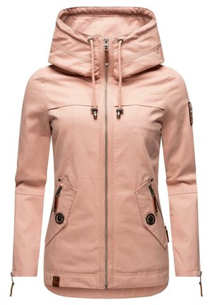 Veste rose clair à capuche en tissu doux. Caractéristiques d'une fermeture éclair frontale, de deux poches latérales avec rabats et d'ajustements à cordon. Accents marron.