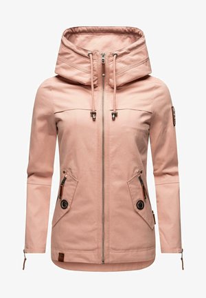 Veste rose clair à capuche en tissu doux. Caractéristiques d'une fermeture éclair frontale, de deux poches latérales avec rabats et d'ajustements à cordon. Accents marron.