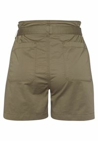 Shorts taille haute en khaki avec deux poches arrière et une ceinture en tissu assortie, vus de l'arrière sur un fond blanc.