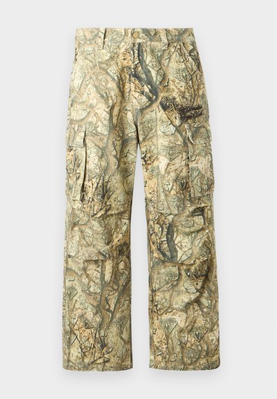 Ψηλόμεσα cargo παντελόνια καμουφλάζ σε γήινες αποχρώσεις με σχέδιο φύλλων και δέντρων. Διαθέτουν πολλαπλές τσέπες και άνετη, χαλαρή εφαρμογή. Ανθεκτικό ύφασμα.