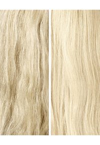 Zwei Abschnitte des Vergleichs von blonden Haartypen: Die linke Seite zeigt wellige, texturierte Strähnen; die rechte Seite zeigt glatte, gerade Strähnen.