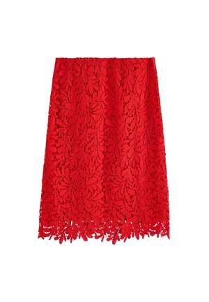 Punainen pitsihame, jossa on kukkakuvio ja aallotettu reuna. Kankaan rakenne on monimutkainen ja puolipeittävä, mikä luo tekstuuria ja syvyyttä.