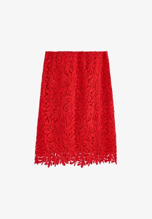 Röd spetskjol med blommönster och detaljer i vågform. Tyget är intrikat och semi-transparent, vilket ger textur och djup.