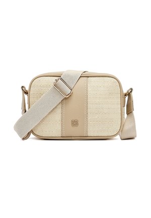 Bolso bandolera beige con paneles de textura tejida, correa ajustable con hebilla dorada y un pequeño emblema de logo en el centro frontal.