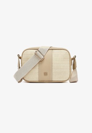 Bolso bandolera beige con paneles de textura tejida, correa ajustable con hebilla dorada y un pequeño emblema de logo en el centro frontal.