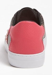 Baskets avec un corps en textile gris texturé, un contrefort en cuir rose vif et une semelle en caoutchouc blanche. Accents en métal doré sur le côté.