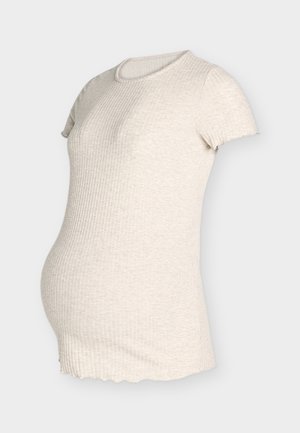 Világos bézs színű bordázott kismama póló rövid ujjakkal, kerek nyakkivágással és fodros szegéllyel, terhesség alatti előnyös illeszkedésre tervezve.