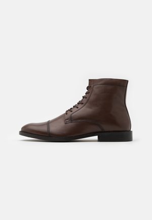 Šněrovací kotníkové boty - dark brown