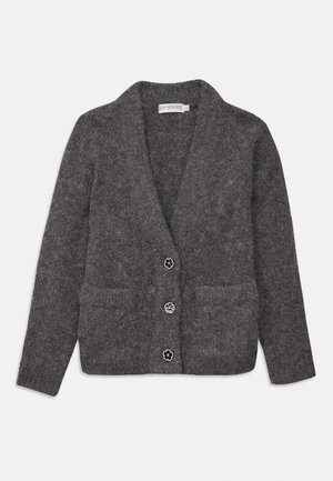 Kuldgrå strikket cardigan med sjalskrave, to forlommer og fem dekorative blomsterformede knapper. Blød tekstur.