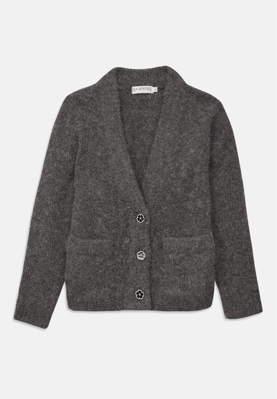 Cardigan tricotat de culoare gri cărbune, cu guler tip șal, două buzunare frontale și cinci nasturi decorativi în formă de floare. Textură moale.