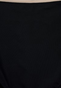 Juodas maudymosi kostiumėlių audinys su lygia tekstūra, su kontrastinga béžine juosta ties juosmeniu ir subtiliais siuvinėjimo detalėmis.