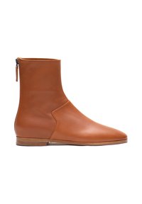 Brauner Leder-Ankle-Boot mit glatter Oberfläche, spitzem Zehenbereich und seitlichem Reißverschluss. Verfügt über einen niedrigen, gestapelten Holzabsatz und ein minimalistisches Design.