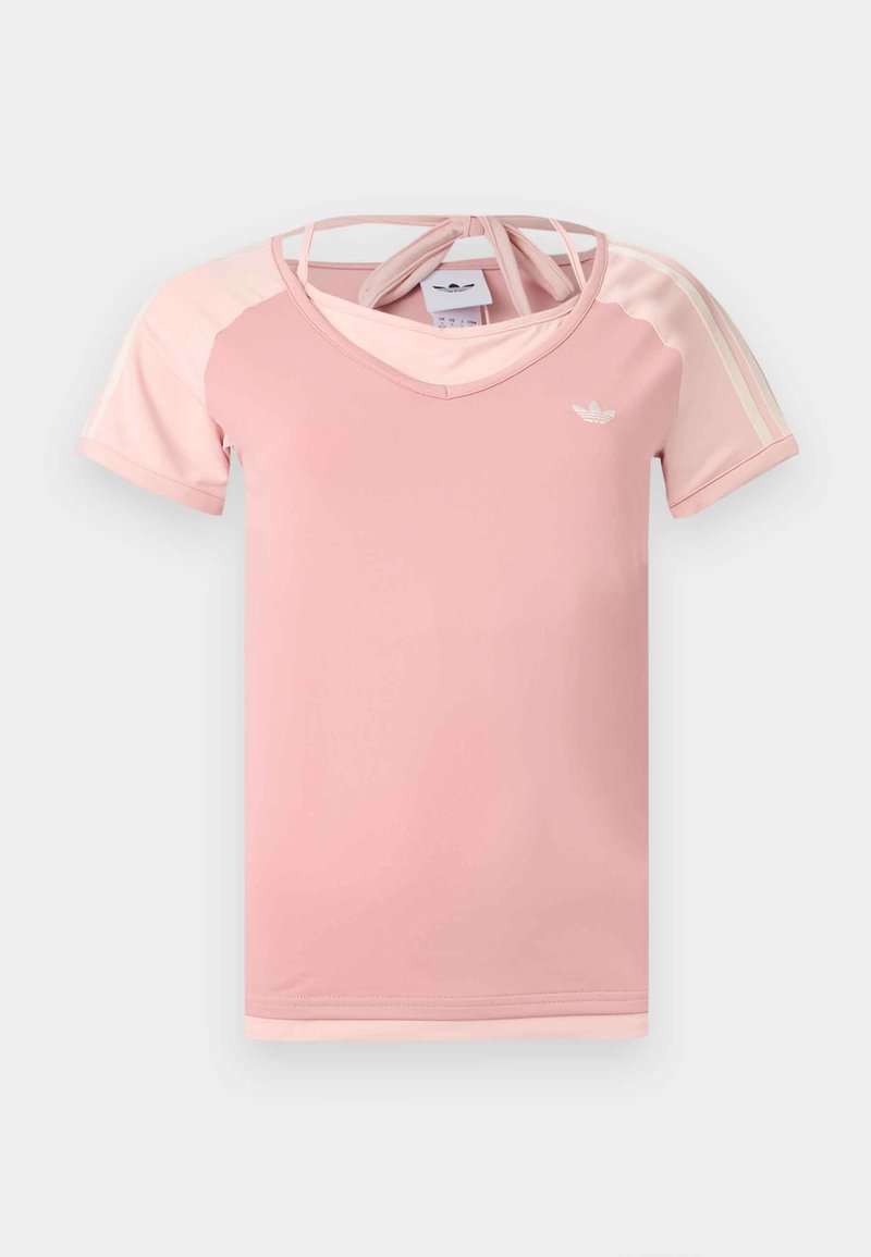 T-shirt de sport rose clair à manches courtes avec des épaules rose foncé, logo Adidas blanc sur la poitrine et bretelles croisées au dos du col.